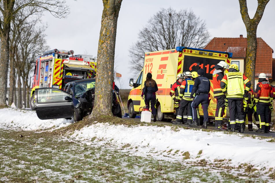 Auto kracht gegen Baum: 18-Jährige lebensgefährlich verletzt