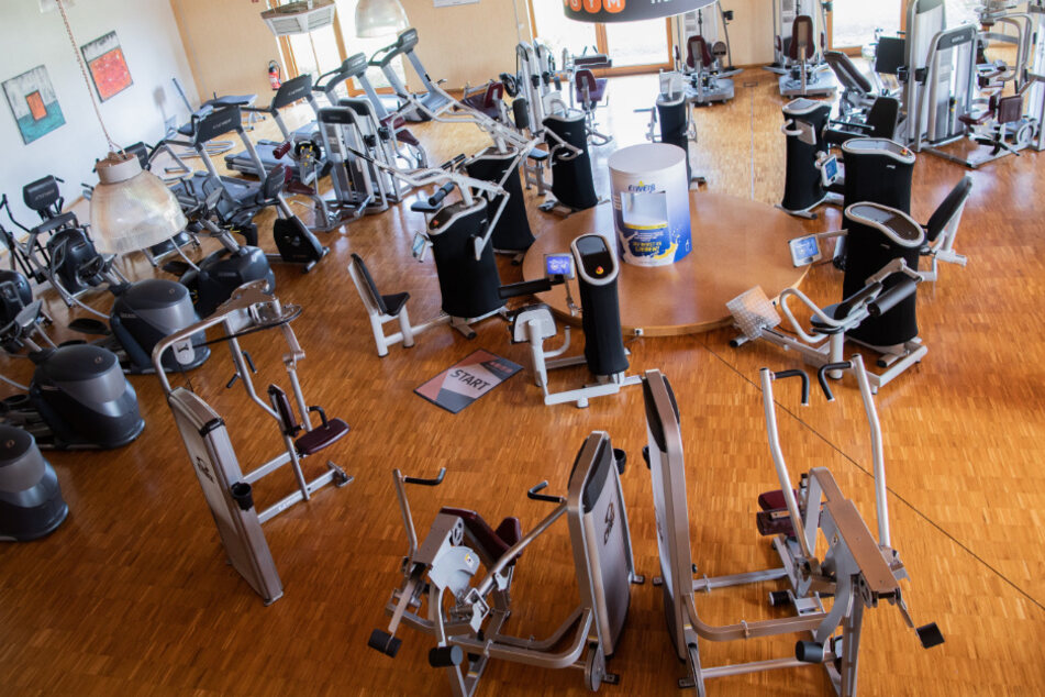 Blick in ein leeres Fitnessstudio.