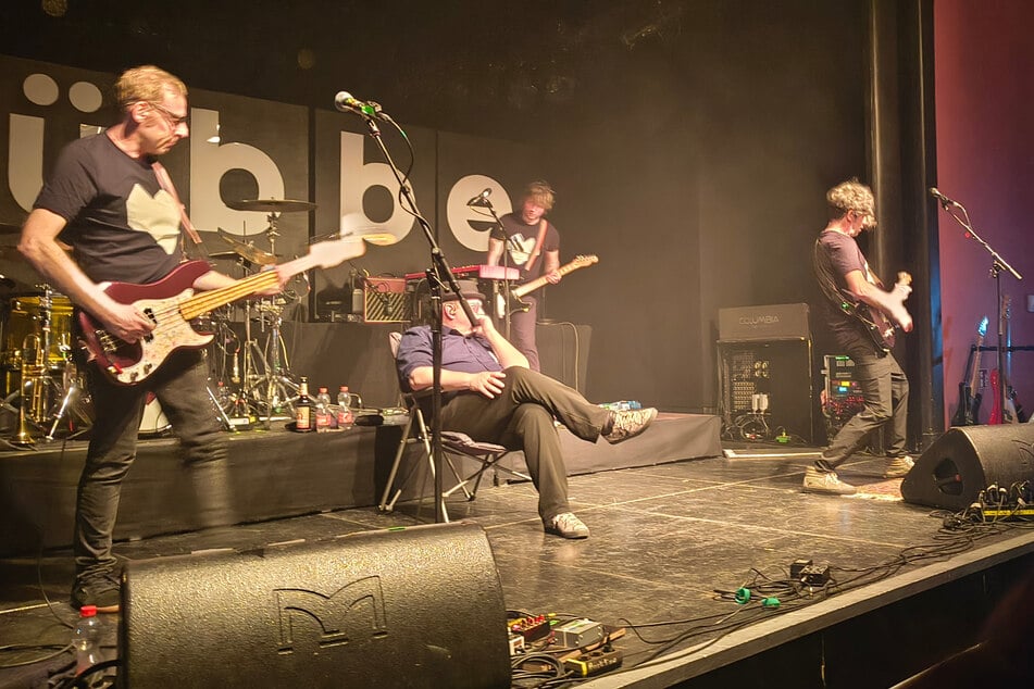 "Gazelle" auf seinem Stammplatz: dem Campingstuhl auf der Bühne.