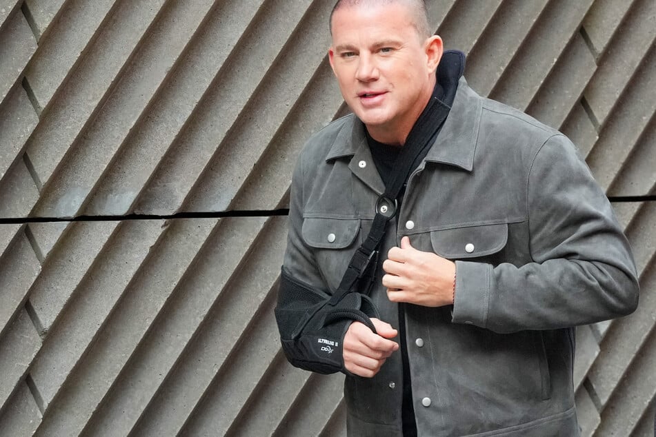 Der Schauspieler hat eine Narbe am Arm.