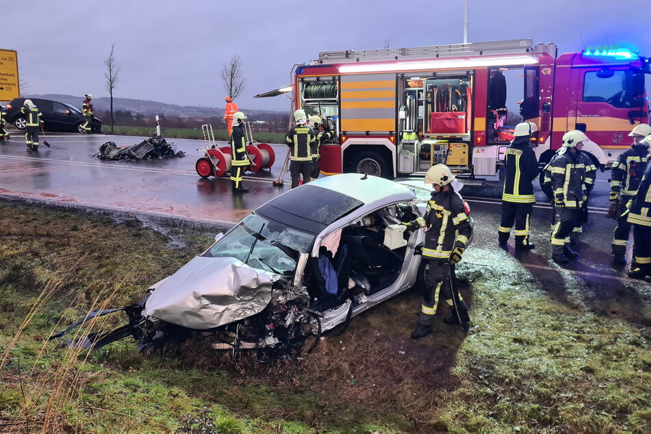 Schwerer Unfall auf der S293 in Lichtentanne (Landkreis Zwickau) am Donnerstagnachmittag: Ein 80-jähriger VW-Fahrer geriet in den Gegenverkehr und krachte mit einem Ford zusammen.