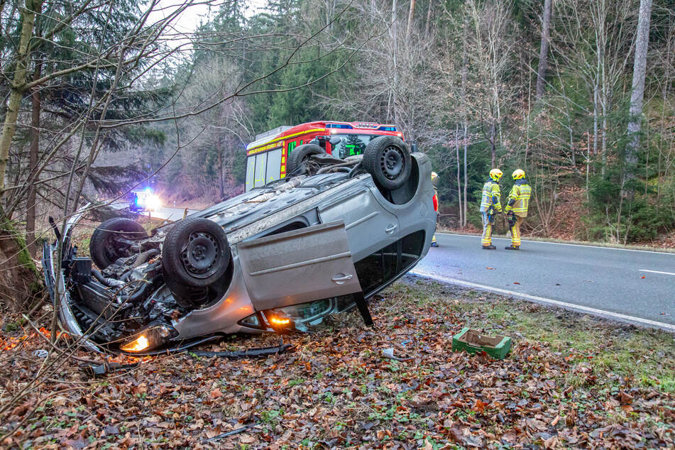 Schwerer Unfall bei Rodewisch (Vogtland): Ein VW knallte gegen einen Baum und überschlug sich.