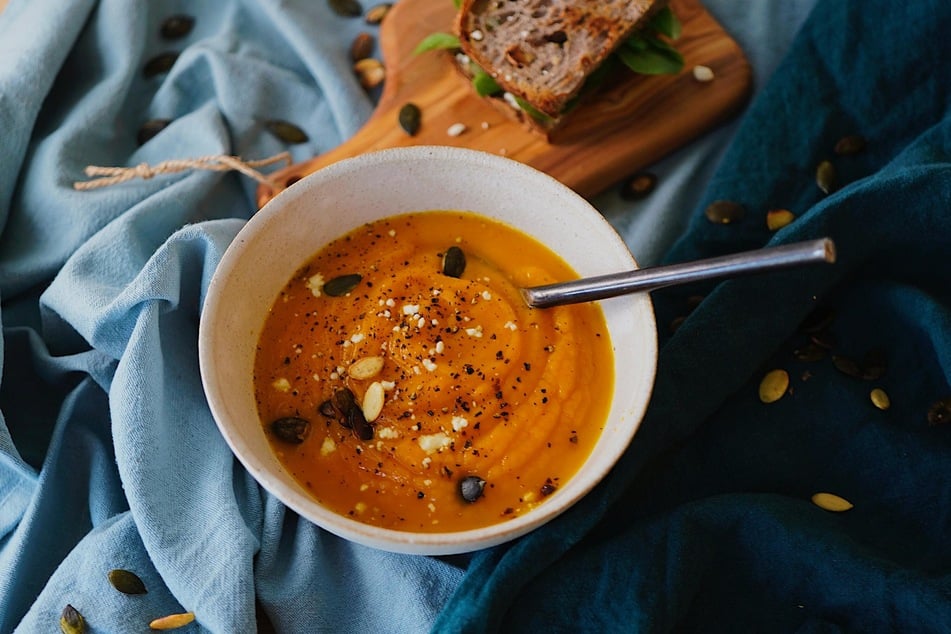 Die Kürbis-Kokos-Suppe mit Ingwer lässt sich gut vorbereiten und wärmt an kalten Herbsttagen von innen.