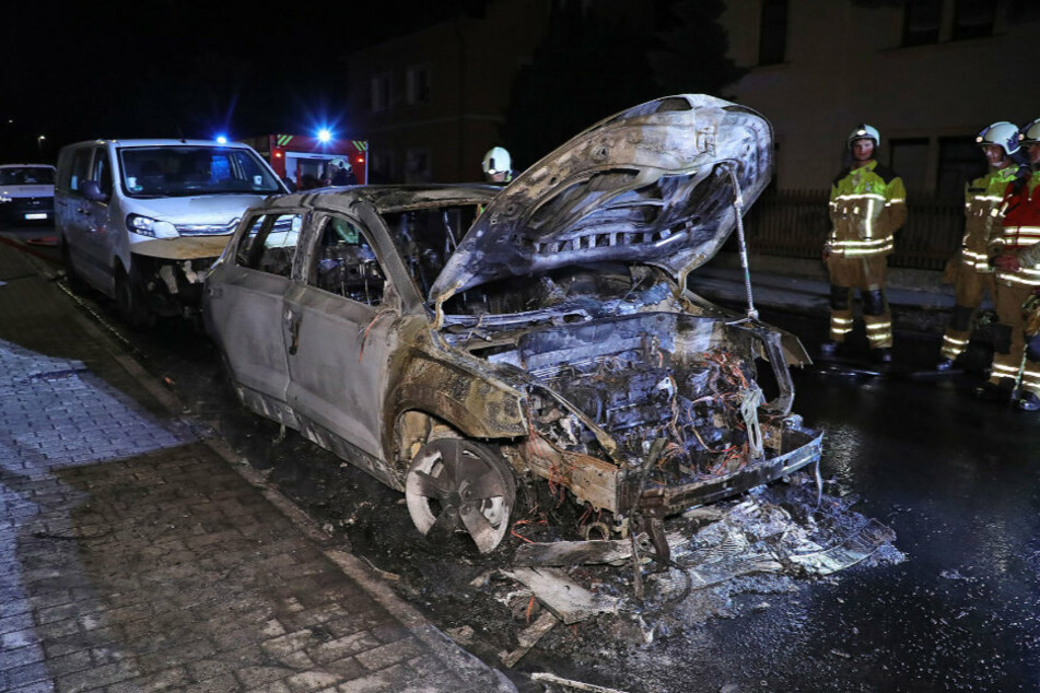 Totalschaden: Der Skoda brannte komplett aus. Zwei weitere Fahrzeuge wurden beschädigt.