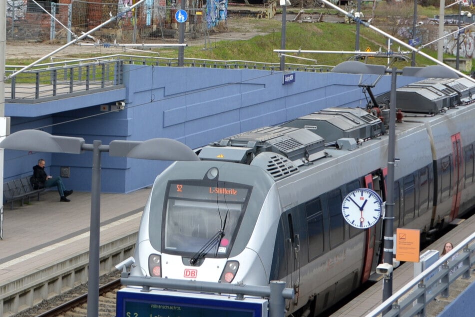An der Haltestelle Leipzig-MDR hatten Zeugen die Jugendlichen dabei beobachtet, wie sie auf die Kupplung einer S-Bahn kletterten. (Archivfoto)