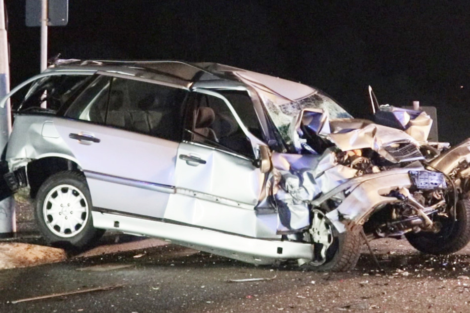 Nachdem der Mercedes-Fahrer mit seinem Auto in den Wagen der 39-Jährigen geprallt war, kamen beide Beteiligten schwer verletzt ins Krankenhaus.