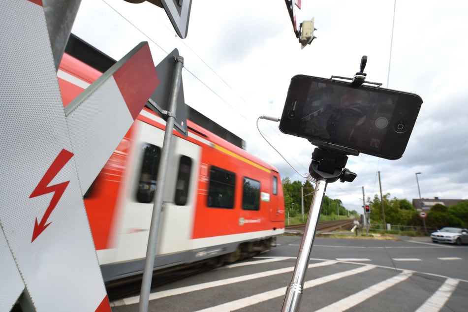 Um coole Selfies mit dem Smartphone zu machen, blenden viele die Gefahren aus, die auch ein herannahender Zug bergen kann.