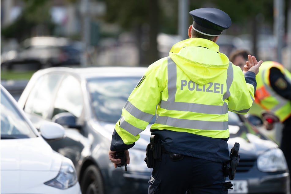 Volltreffer bei Verkehrskontrolle: Was die Polizei im Auto findet, sorgt für Ärger