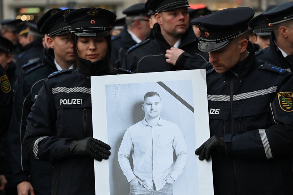 Für ihren getöteten Kollegen, Oberkommissar Maximilian Stoppa (†32), versammelten sich zahlreiche Polizisten zum Trauermarsch.