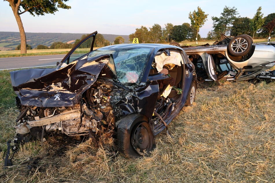 Im Erzgebirge krachten am Mittwoch zwei Autos frontal ineinander.