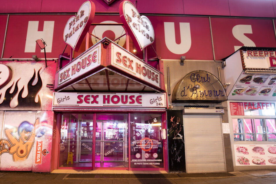 Menschenleer und nahezu unbeleuchtet ist der Eingang zu einem Bordell an der Reeperbahn auf St. Pauli in Hamburg Prostitution bleibt in Hamburg wegen der Corona-Pandemie mindestens bis zum 30. Juni untersagt.