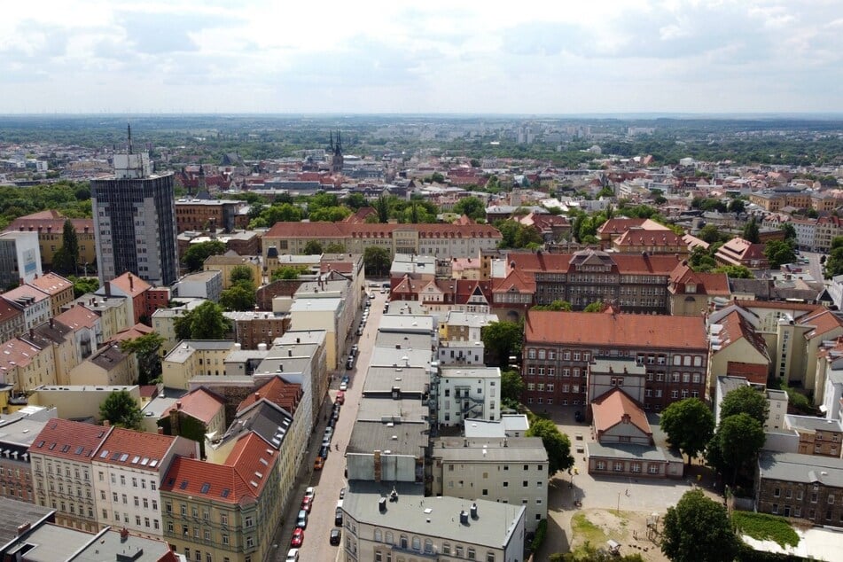 Die Karl-Friedrich-Friesen-Grundschule (unten rechts) in der Friesenstraße wurde am Donnerstag evakuiert. (Archivbild)