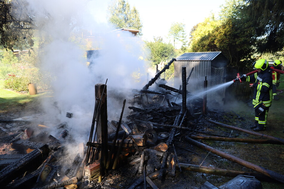 Der Schuppen brannte komplett ab.