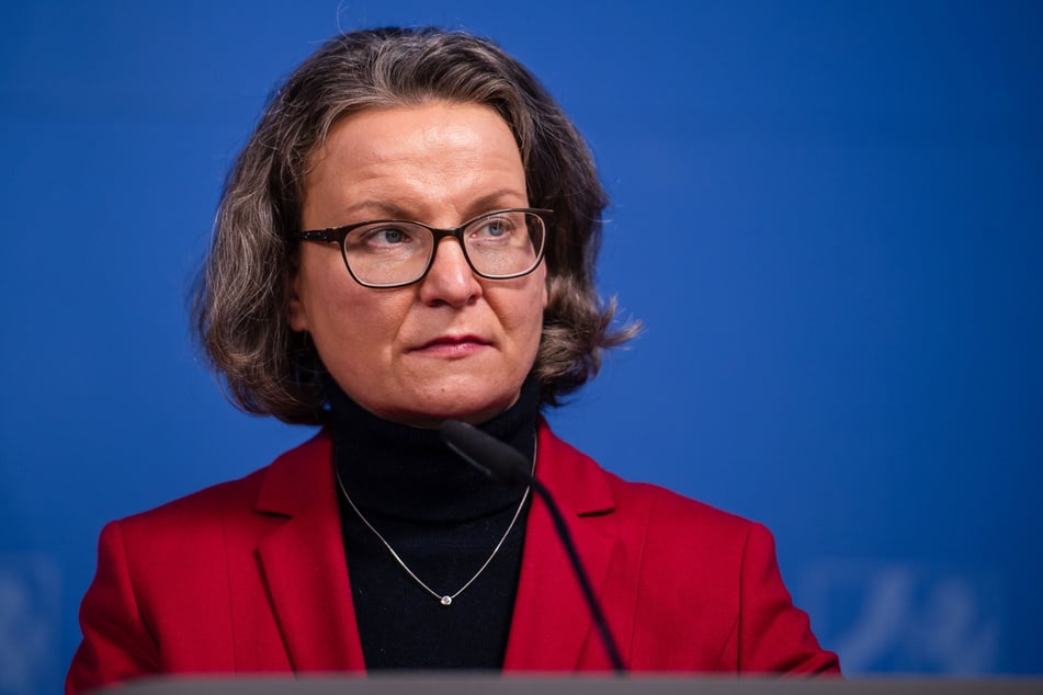 Im Flut-Untersuchungsausschuss zieht die SPD alle Register, um Kommunalministerin Ina Scharrenbach (46, CDU) in die Zange zu nehmen.