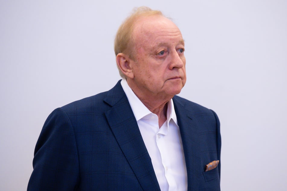 Alfons Schuhbeck (76) musste sich einer Operation unterziehen und wird nun in einer Klinik weiter behandelt.
