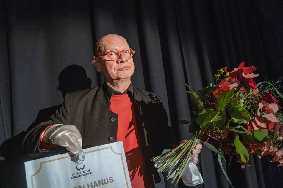 Pantomime Ralf Herzog (72) nimmt die Ehrung mit dem Award "Golden Hands" entgegen.