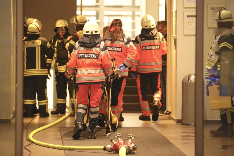 Feuerwehr und Rettungsdienst kümmern sich um die Patienten in einem Krankenhaus in Leer.