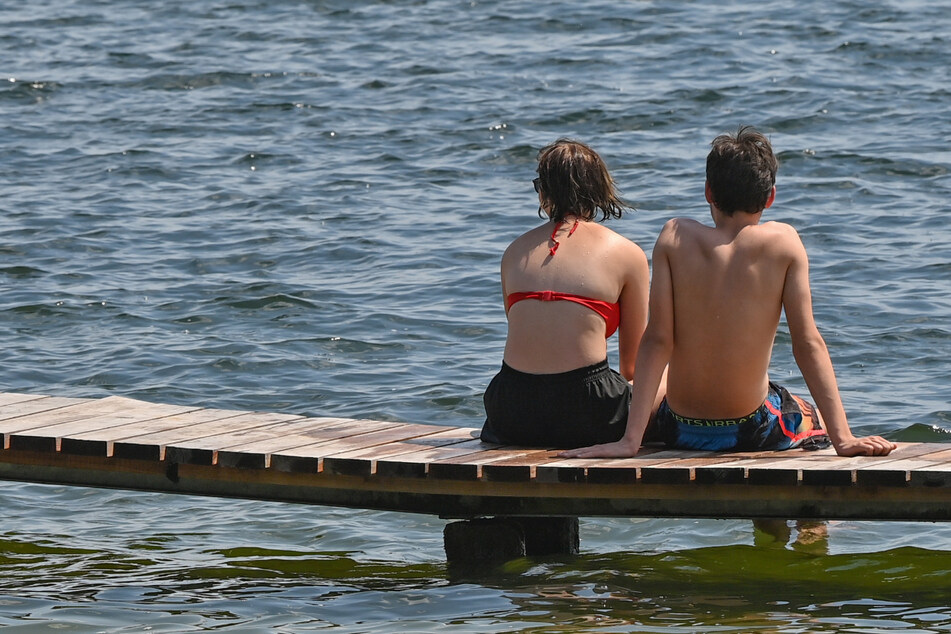 Junge Leute suchen sich Abkühlung im Storkower See. Den "Tagessieg" holte sich Cottbus mit 39,2 Grad.