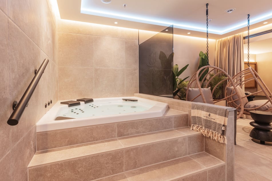 Jede der Wellness-Suiten hat einen eigenen Whirlpool.