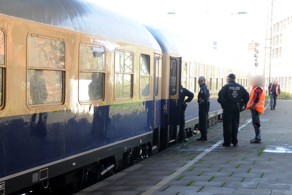 15.04.2018 in Mönchengladbach: Polizisten stehen auf dem Bahnhof an einem Sonderzug für Fußballfans. In dem Zug soll eine 19-Jährige vergewaltigt worden sein.