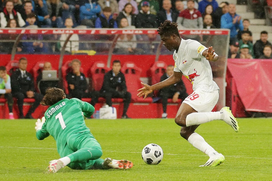 Yann Sommer (34, l.) konnte in der fünften Minute Karim Konaté (19) nur mit einem Foul stoppen.