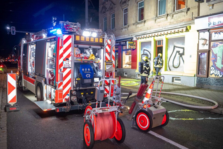 Im Erdgeschoss eines Gebäudes an der Georg-Schumann-Straße brannte es am Sonntagabend.