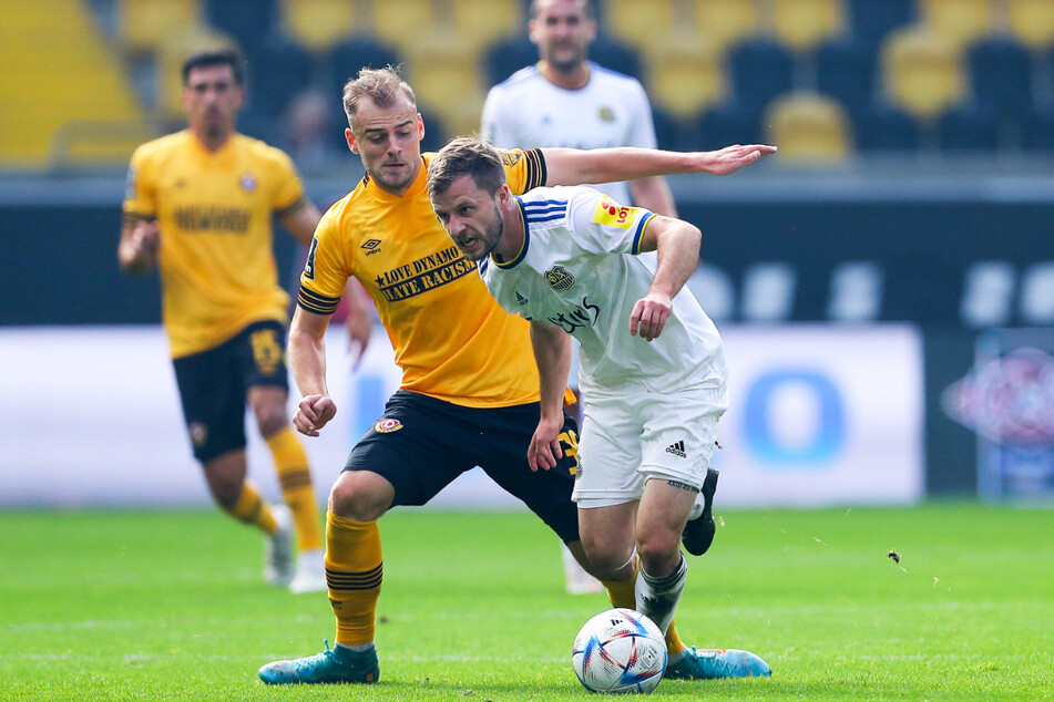 Dynamo-Kämpfer Max Kulke (2.v.l.) konnte gegen den 1. FC Saarbrücken um Richard Neudecker (r.) nicht überzeugen.