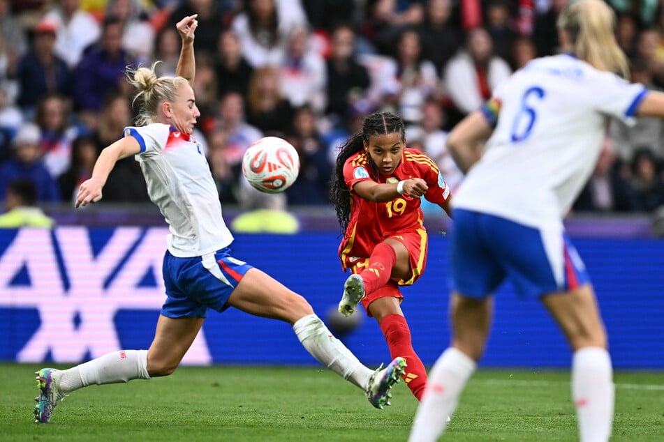 Vicky Lopez (M.) und die Spanierinnen hatten zwar über weite Strecken die Oberhand im Finale, doch jetzt geht es trotzdem in die Elfer-Lotterie.