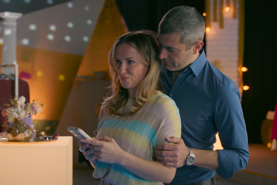 Isabelle (Ania Niedieck, 42) versucht gemeinsam mit Dragan, Daniela aus dem "Punto d'Amore" rauszukaufen.