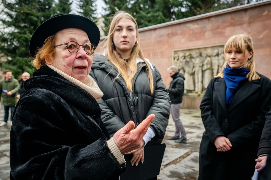 Unter anderem auch Ruth Röcher (71, l.) von der Jüdischen Gemeinde Chemnitz und Lisa Schmidt (16, r.) nahmen an der Veranstaltung teil.