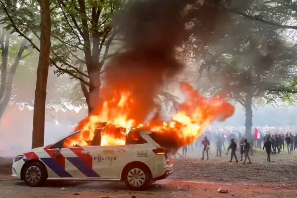Auch ein Streifenwagen wurde angezündet.