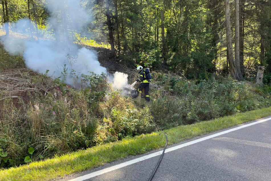 Im Landkreis Harz war ein Motorradfahrer verunfallt. Seine Maschine hatte daraufhin Feuer gefangen.