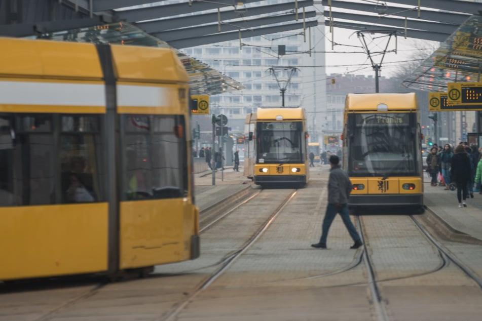 Die Dresdner Verkehrsbetriebe (DVB) stocken für die Silvesternacht auf.