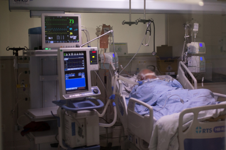 Ein Covid-19-Patient liegt auf einer Intensivstation. (Archivbild)