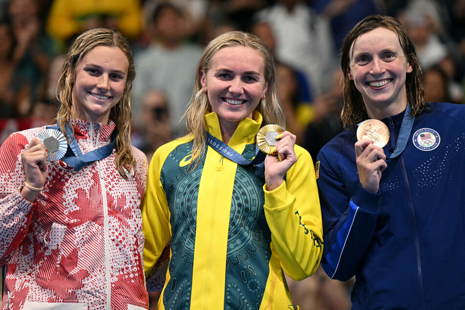 A dominant Ariarne Titmus (c.) held off Summer McIntosh and Katie Ledecky (r.) to successfully defend her Olympic 400m freestyle title Saturday, leading from start to finish.