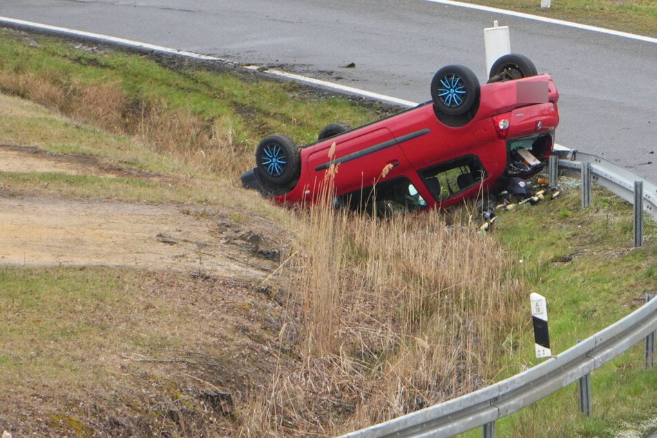 War die Fahrbahn zu nass? Clio überschlägt sich auf A38-Zufahrt, Fahrer verletzt