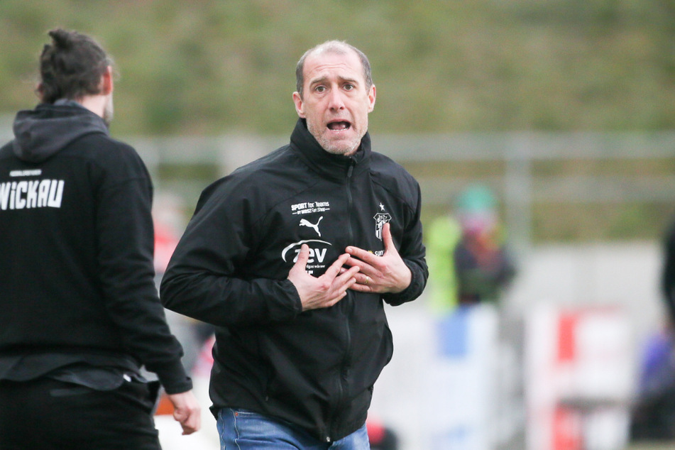 FSV-Coach Joe Enochs hoffte vergebens auf ein vorzeitiges Weihnachtsgeschenk - mit einer Pleite im letzten Punktspiel des Jahres war er unzufrieden.
