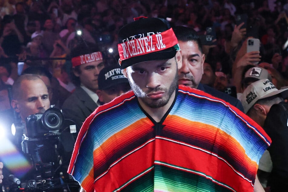 Boxing star Julio Cesar Chavez Jr. has been deported from the US and is now being detained in Mexico.