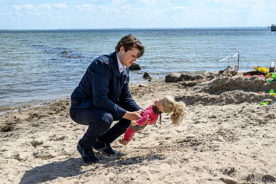 Polizist Eddi Jansons findet am Strand nur Marie Schnelle und ihren Vater Mark.
