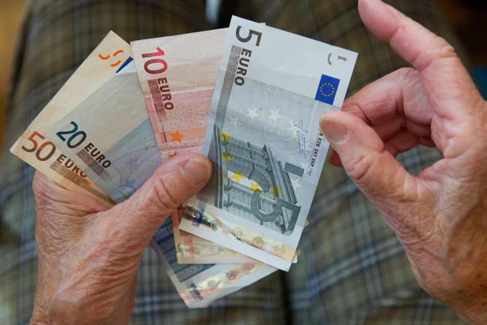 Knapp 330.000 Menschen würden dann nur etwa 1200 Euro Rente übrig bleiben. (Symbolbild)