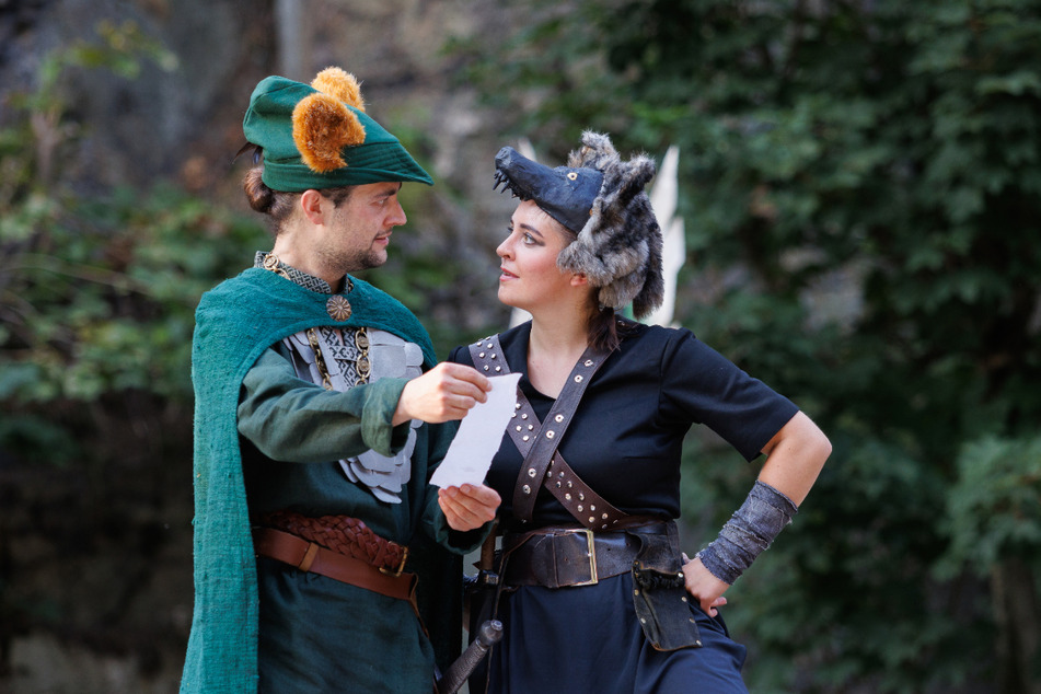 Benjamin Muth (l. Robin Hood) und Luisa Maria Bruer (Lady Marian) freuen sich auf Euren Besuch.