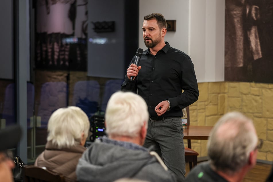 Rechtsanwalt Daniel Kuhlmann spricht auf der Infoveranstaltung für Geschädigte des spektakulären Einbruchs in eine Filiale der Gelsenkirchener Sparkasse.