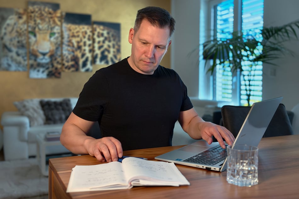 Am Esstisch zu Hause schreibt Elias Haller (48) am liebsten.