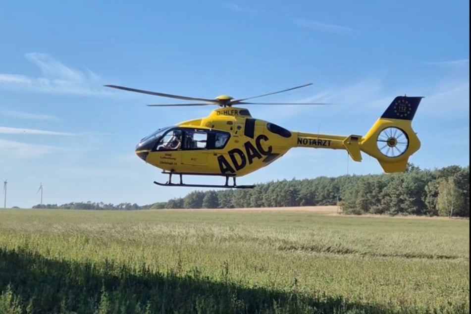 Ein Autofahrer musste mit dem Rettungshubschrauber ins Krankenhaus gebracht werden.