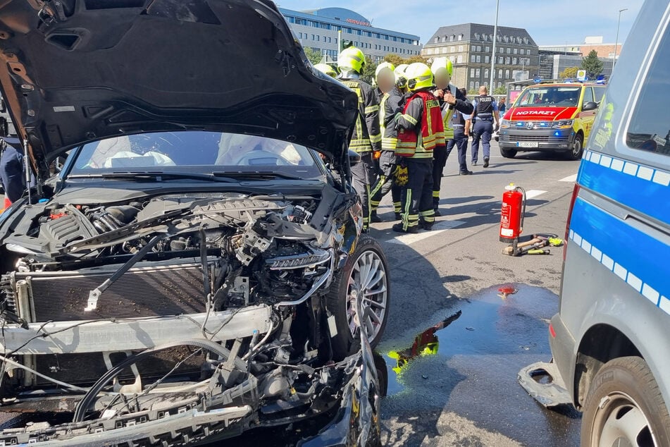 Der Frontbereich ist hinüber. Der vom Landtag geleaste Audi A8 dürfte einen fünfstelligen Schaden aufweisen. Wer dafür haftet, ist strittig.