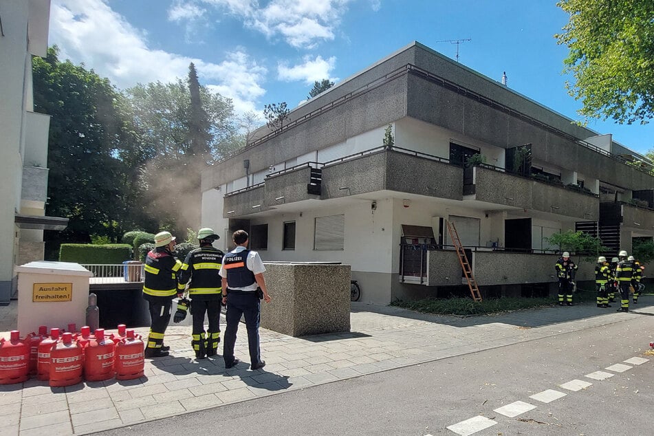 Die Einsatzkräfte brachten mehrere Gasflaschen (l.) von einem Balkon in Sicherheit.