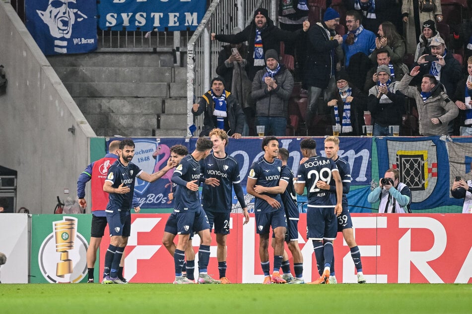 Die Bochumer bejubeln den Treffer von Teamkollege Gerrit Holtmann (30, links).