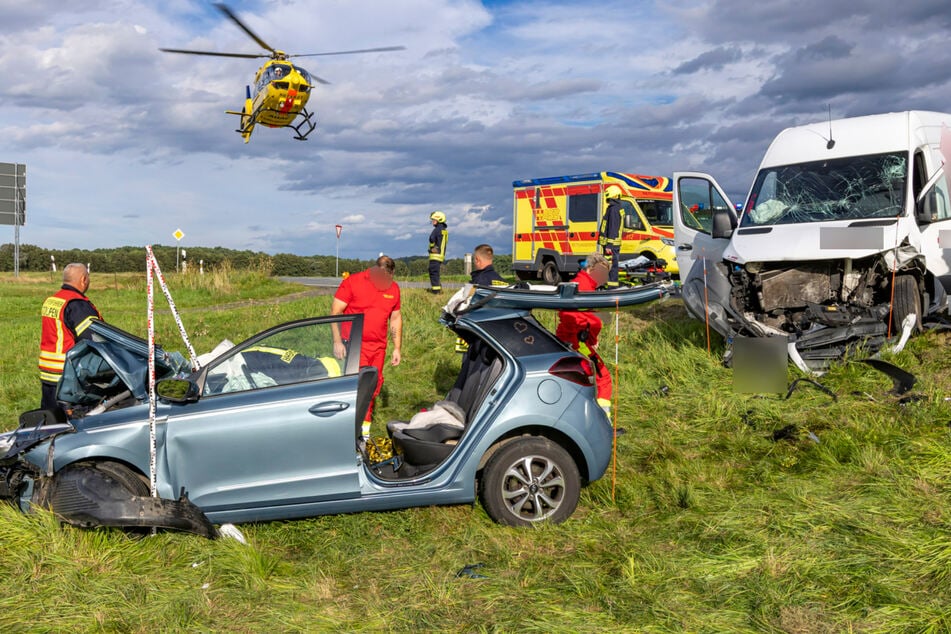 Heftiger Unfall bei Pirna: Zwei Schwerverletzte nach Kreuzungs-Crash