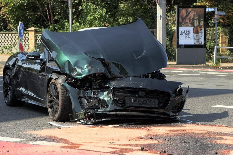 Jaguar und Mercedes kollidieren auf Kreuzung im Leipziger Norden