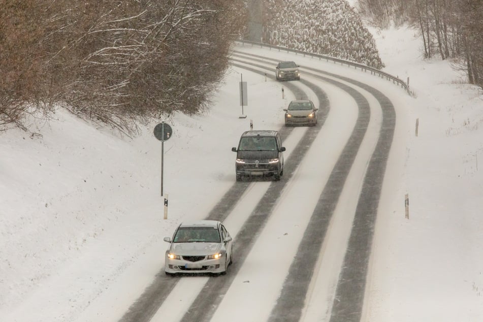 Auch im Erzgebirge sind die Straßen spiegelglatt - wie die S258 bei Zwönitz.